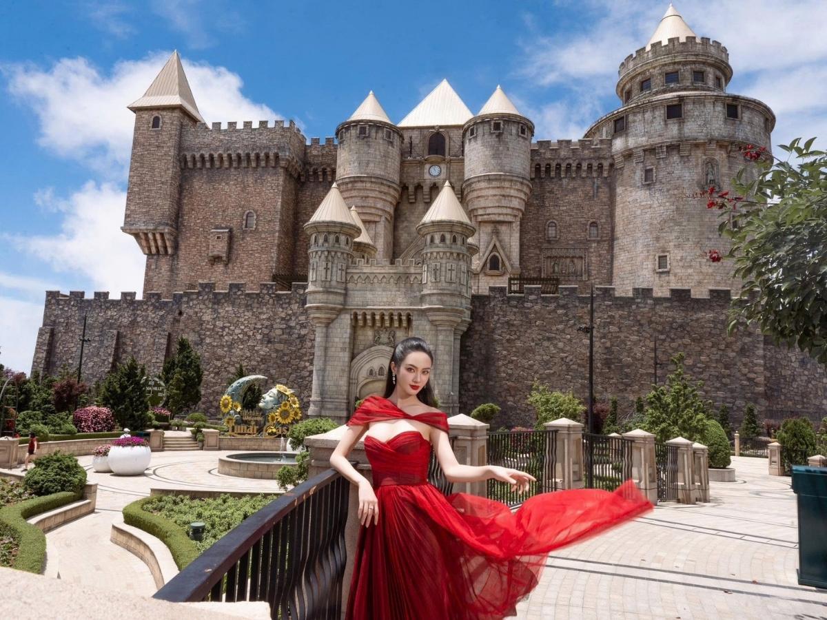 trang-phuc-co-dien-chau-au-check-in-lau-dai