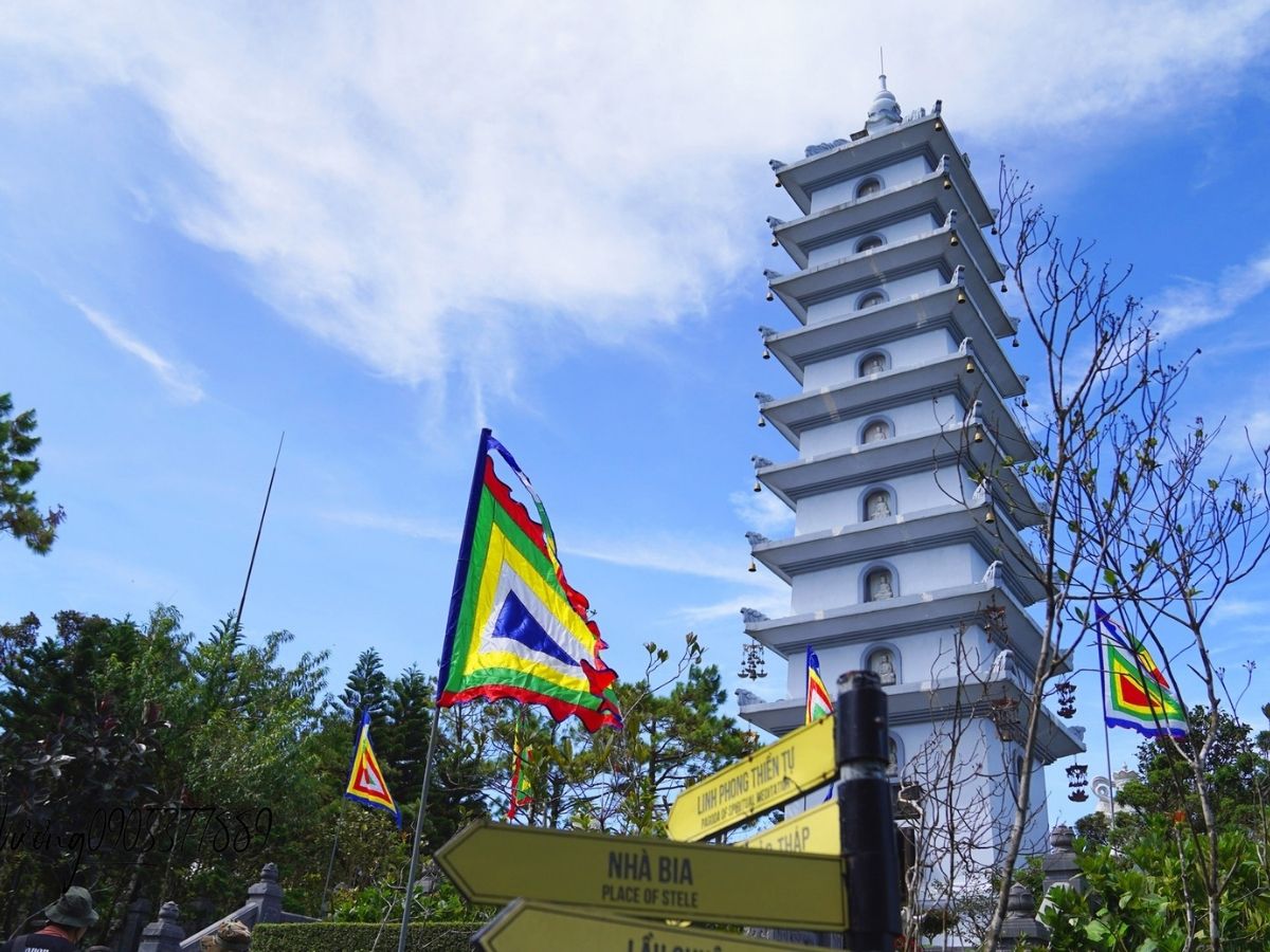 thap-linh-phong-tu-9-tang-noi-bat-giua-bau-troi-xanh