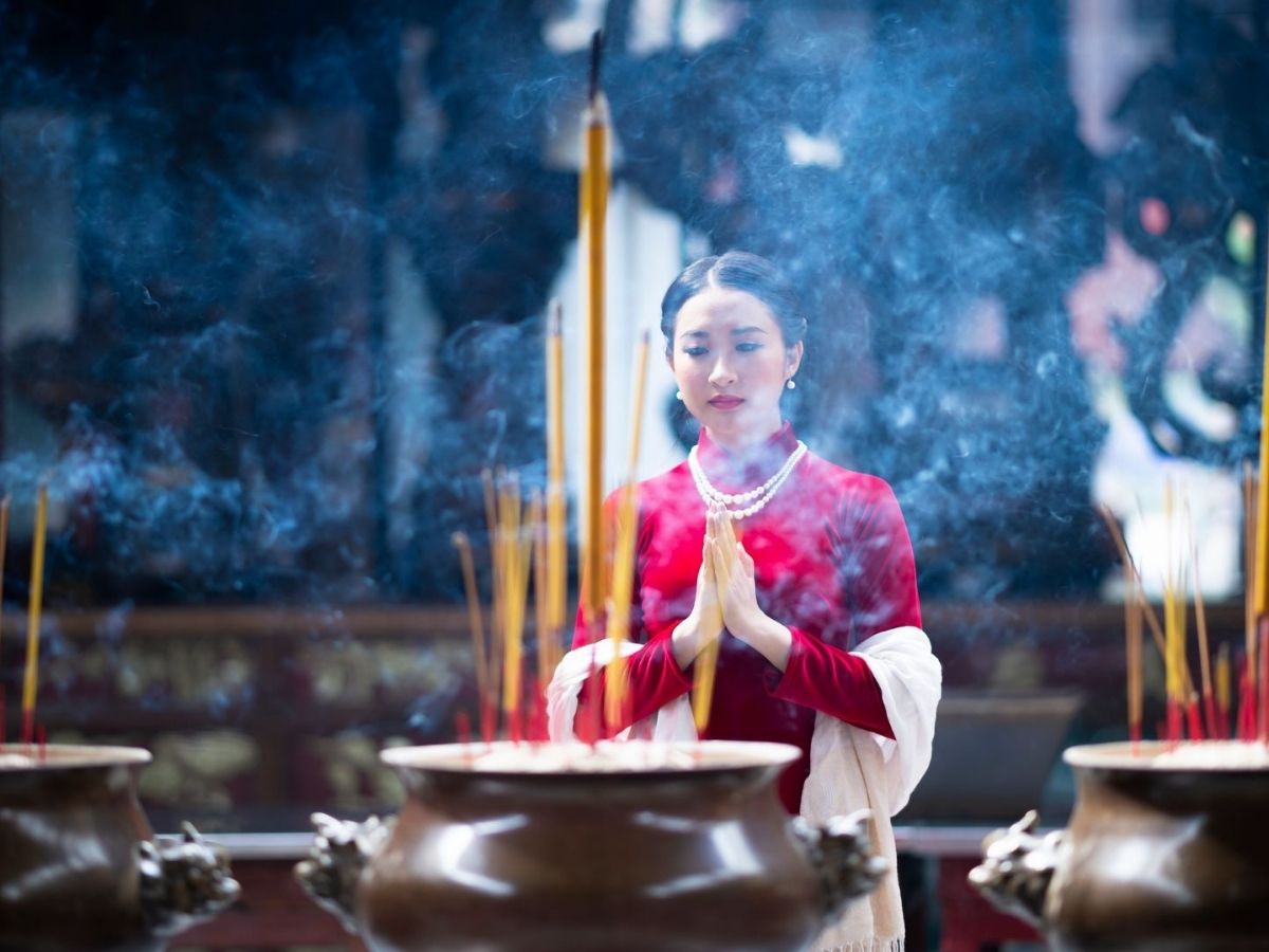 tham-quan-thap-linh-phong-tu-lua-chon-trang-phuc