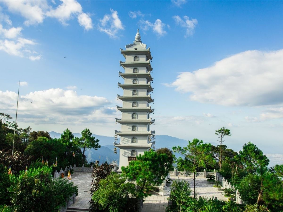 thap-linh-phong-tu-ngoi-thap-giua-nui-rung-ba-na