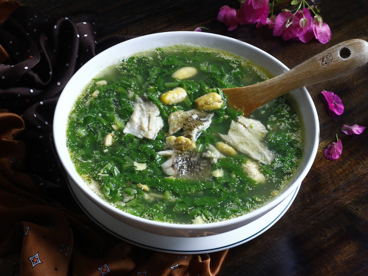Thưởng thức món canh cá rô đồng nóng hổi, ngọt thanh.