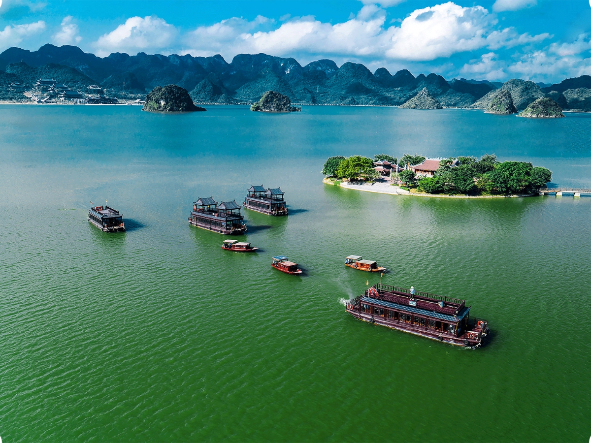 Thư giãn và chiêm ngưỡng cảnh sắc núi non trên thuyền Tam Chúc.