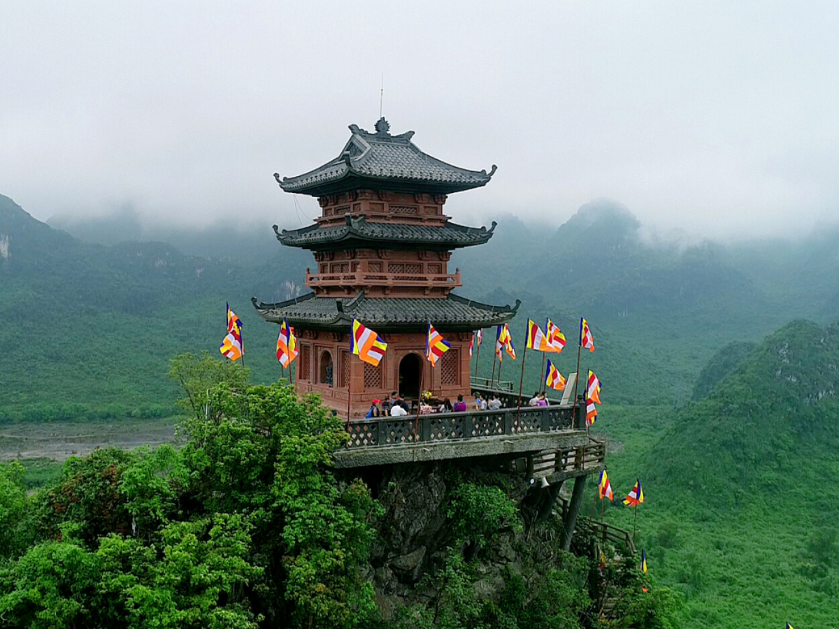 Leo lên chùa Ngọc và chiêm ngưỡng toàn cảnh núi non Tam Chúc hùng vĩ.