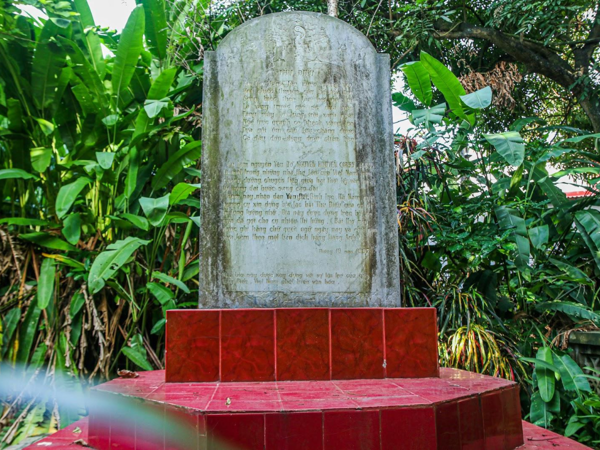 Mộ bia đá khắc bài thơ “Thu điếu” bằng ba thứ tiếng