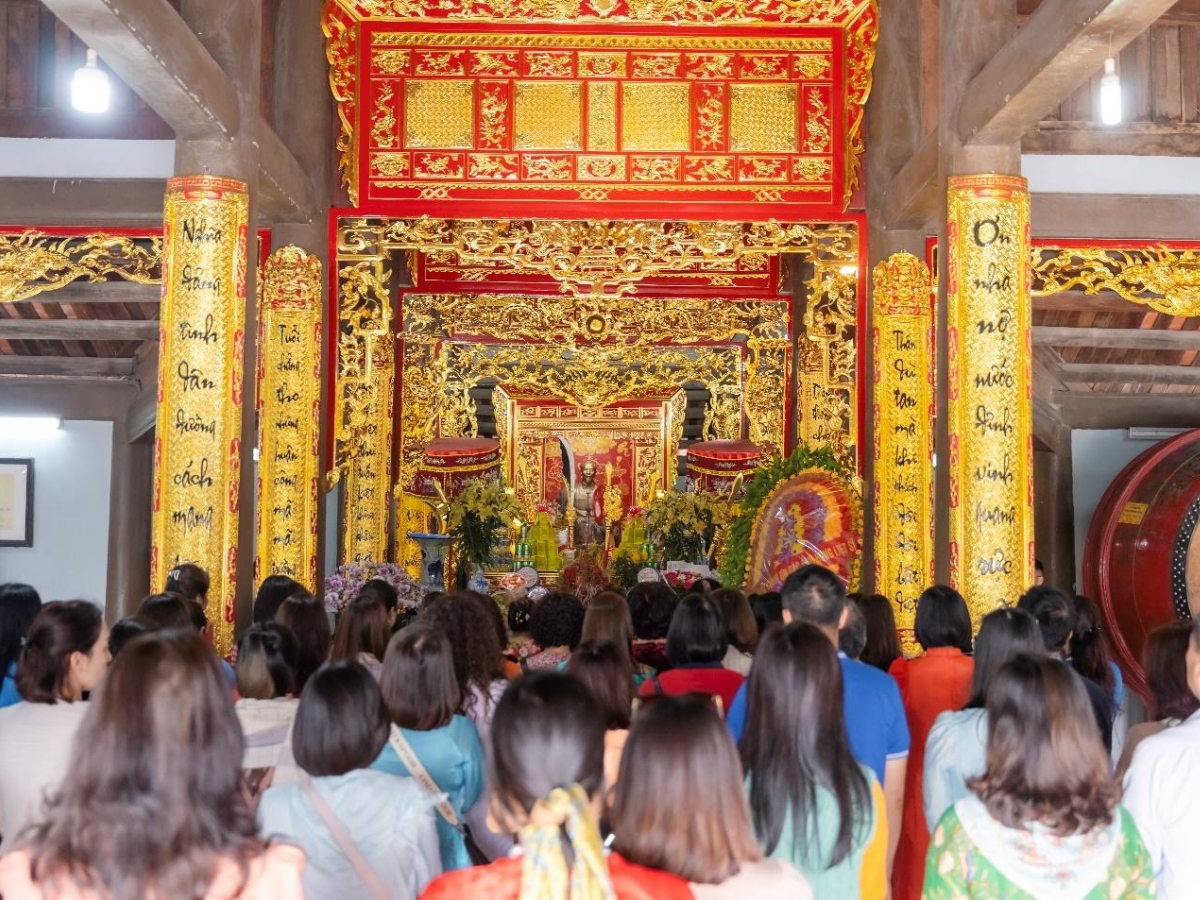 Du khách đến tham quan, tưởng nhớ 10 cô gái Lam Hạ