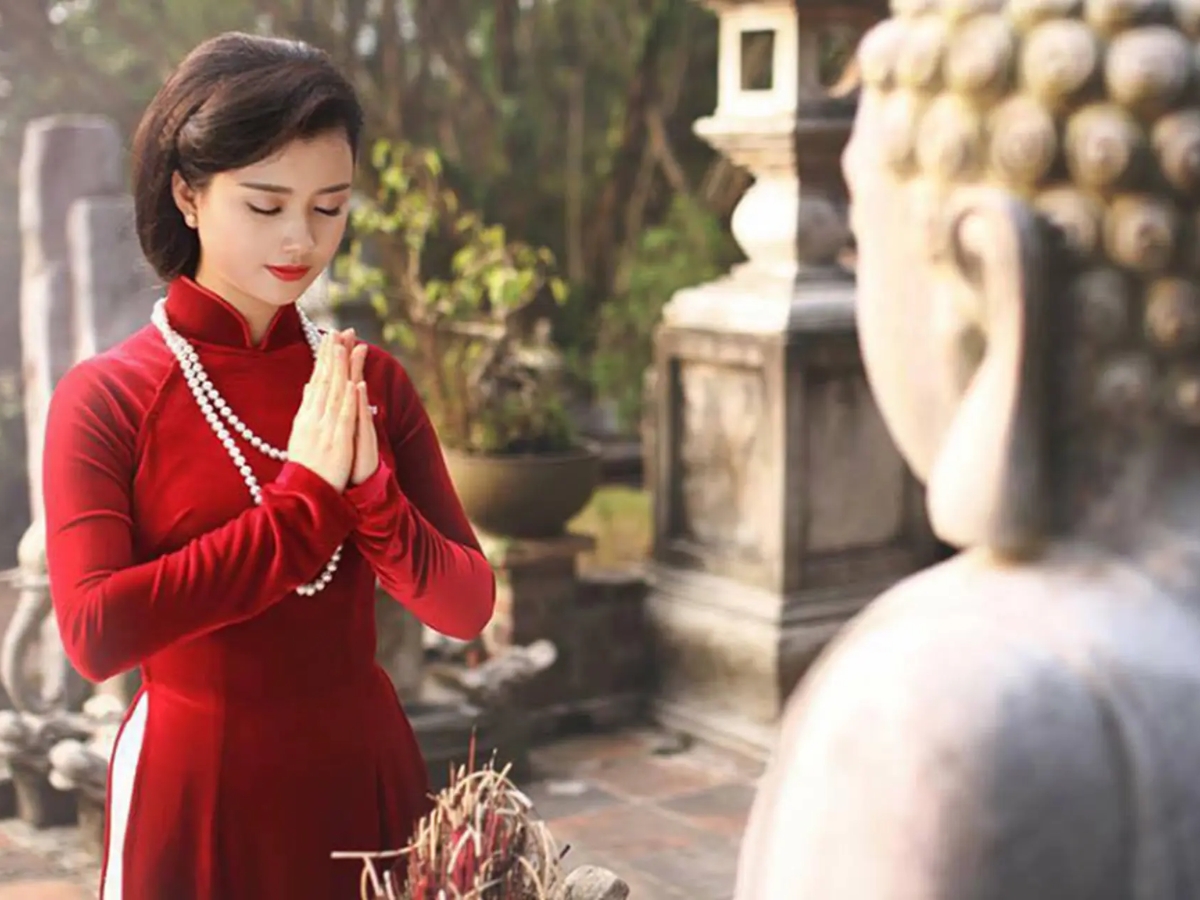 Lựa chọn trang phục kín đáo, lịch sự khi đi lễ chùa