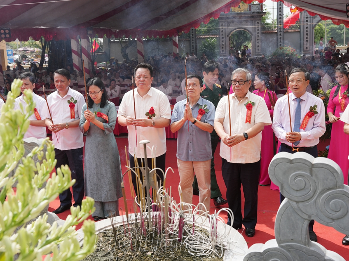 Du khách dâng hương, cầu an tại Chùa Lạt Sơn