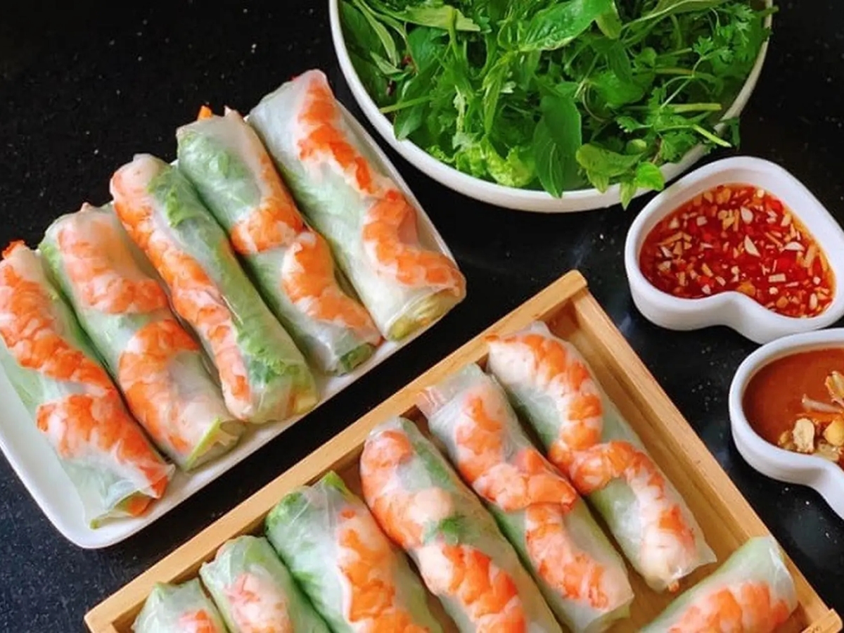 Món nem cuốn tôm thịt thanh mát, được nhiều người yêu thích