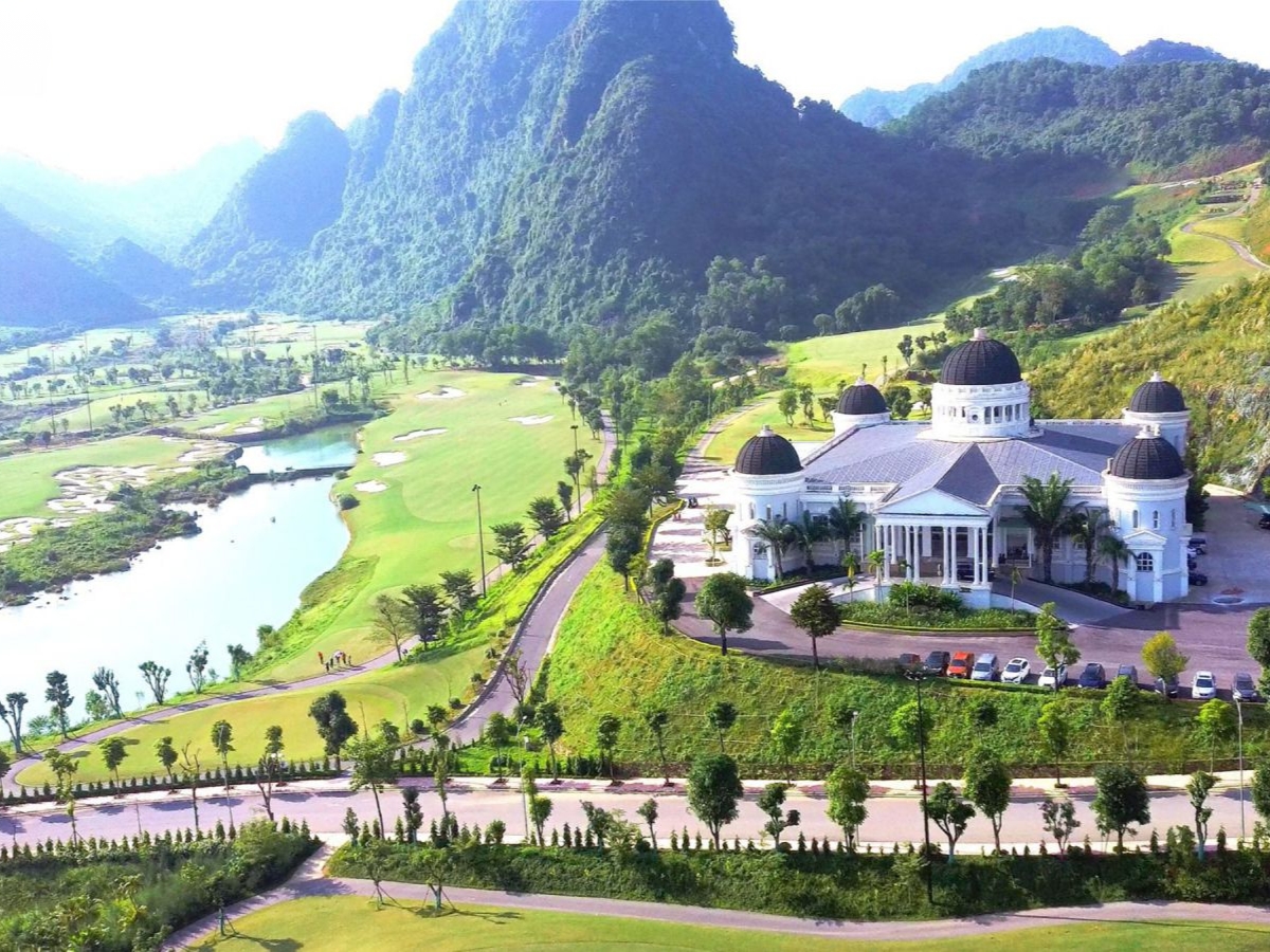 Hai sân golf Hà Nam sở hữu vị trí địa lí thuận lợi cũng như địa hình đồng bằng rộng lớn