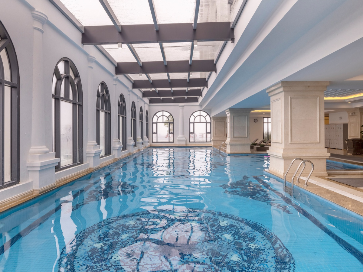 Không gian hiện đại của hồ bơi trong nhà tại Meliá Vinpearl