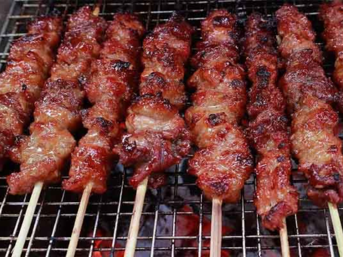 Thịt nướng nóng hổi ăn kèm tạo nên hương vị đặc trưng của bánh cuốn Phủ Lý