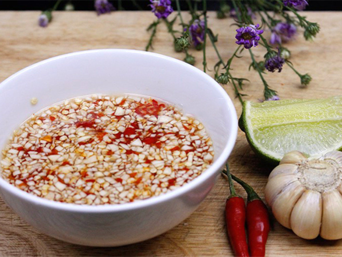 Bát nước chấm là “linh hồn” của món bánh cuốn Phủ Lý