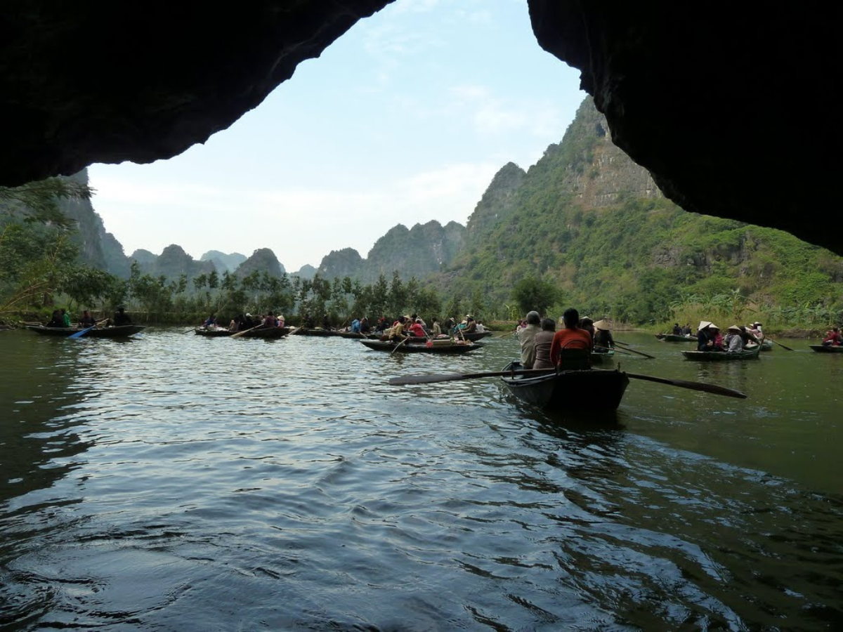 Trải nghiệm du thuyền Tam Cốc đưa du khách len lỏi qua hang động và sông nước hữu tình.