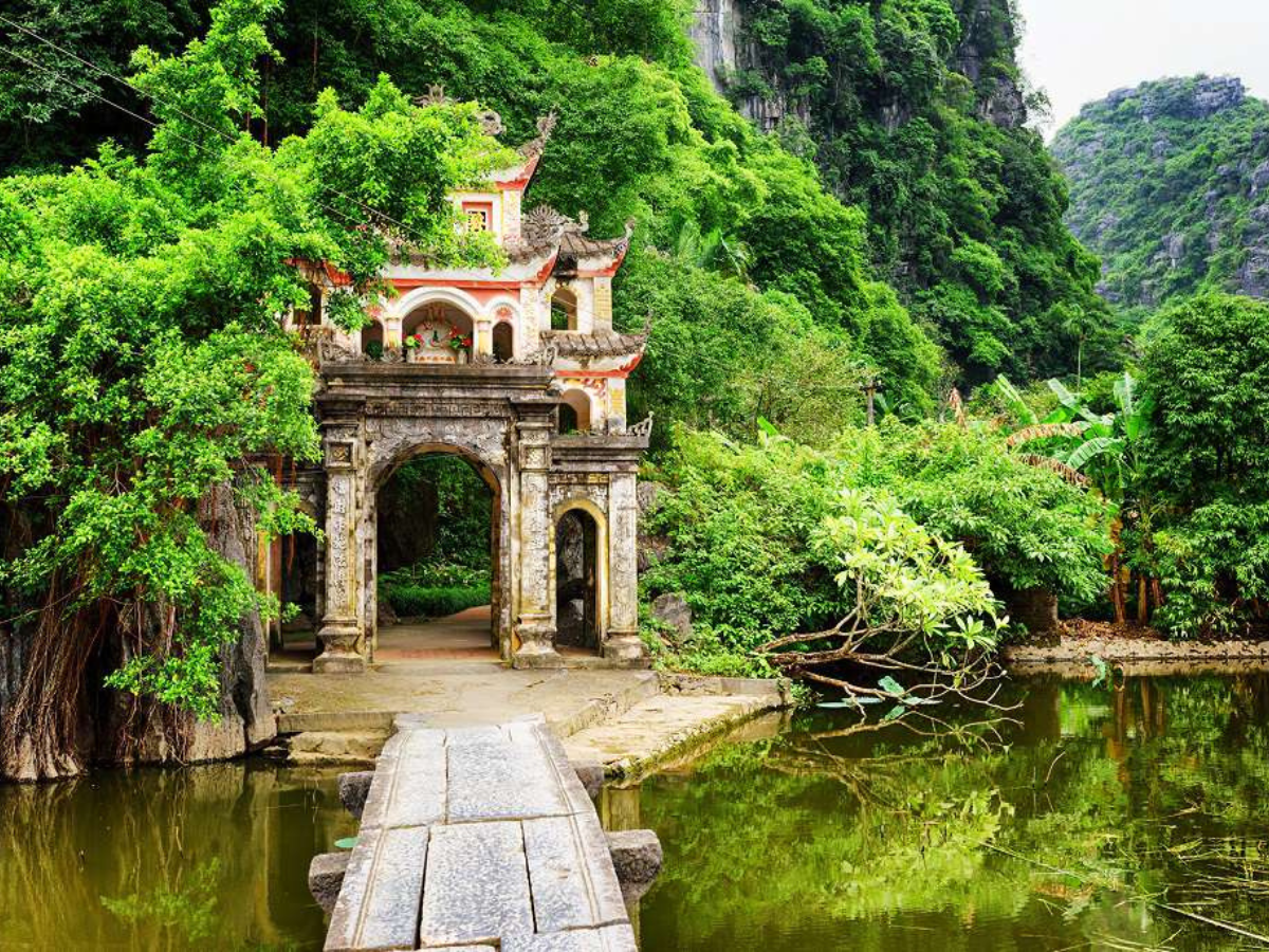 Bích Động là ngôi chùa cổ nổi tiếng với kiến trúc độc đáo và cảnh quan thiên nhiên hùng vĩ.