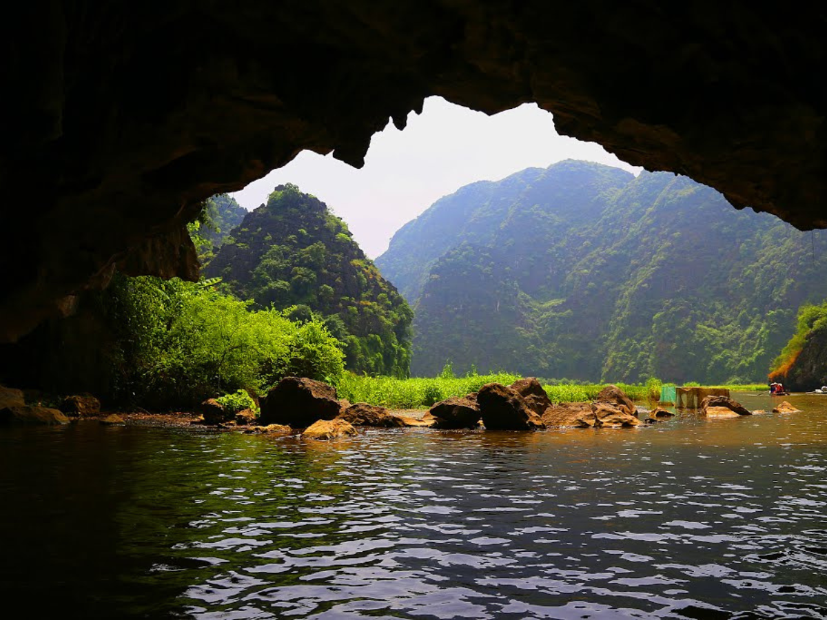 Tam Cốc nổi bật với hệ thống hang Cả, hang Hai và hang Ba liền kề, tạo cảnh quan sông núi độc đáo.