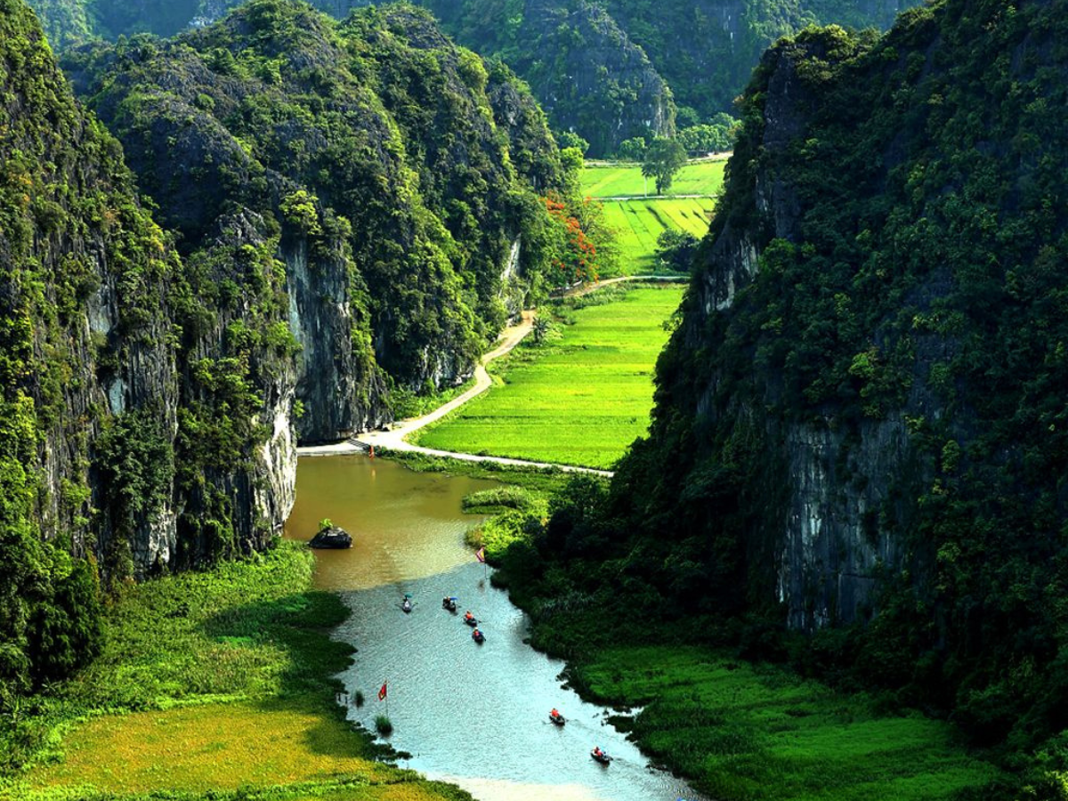 Vẻ đẹp Tam Cốc - Bích Động nhiều lần được ví như Hạ Long trên cạn, với núi non và sông nước hữu tình.