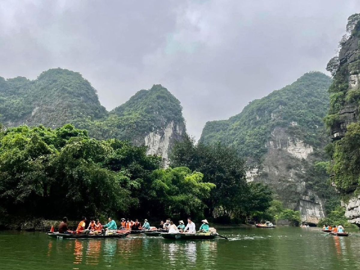 Đi thuyền khám phá Tam Cốc - Bích Động giữa non nước hữu tình