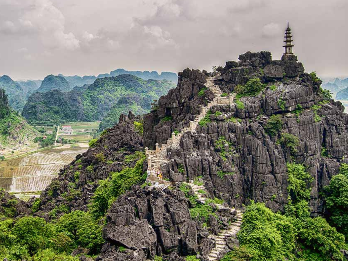 Leo núi Ngọa Long để ngắm nhìn toàn cảnh Hang Múa Ninh Bình hùng vĩ