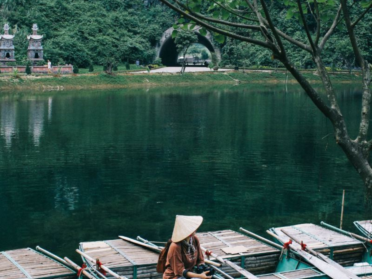 Chiêm ngưỡng vẻ đẹp bình yên tại hồ xanh ngọc bích Tuyệt Tình Cốc
