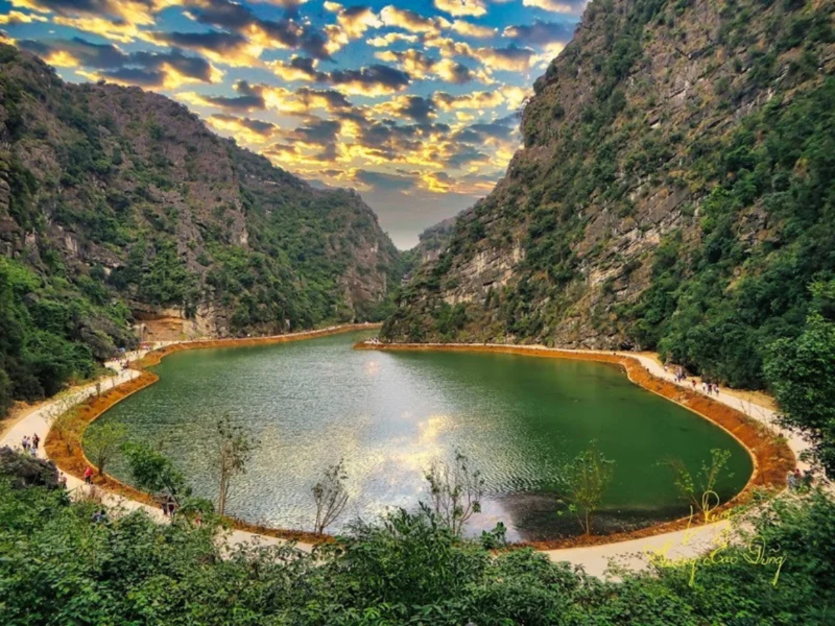 Ngắm hoàng hôn lãng mạn trên mặt hồ Tuyệt Tình Cốc Ninh Bình