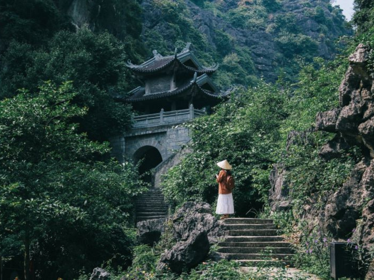 Check in bức tường thành cổ kính tại Tuyệt Tình Cốc