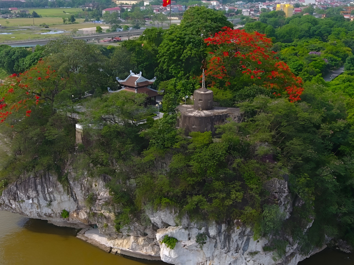 Cảnh quan núi Non Nước Ninh Bình mang vẻ đẹp hữu tình, nên thơ