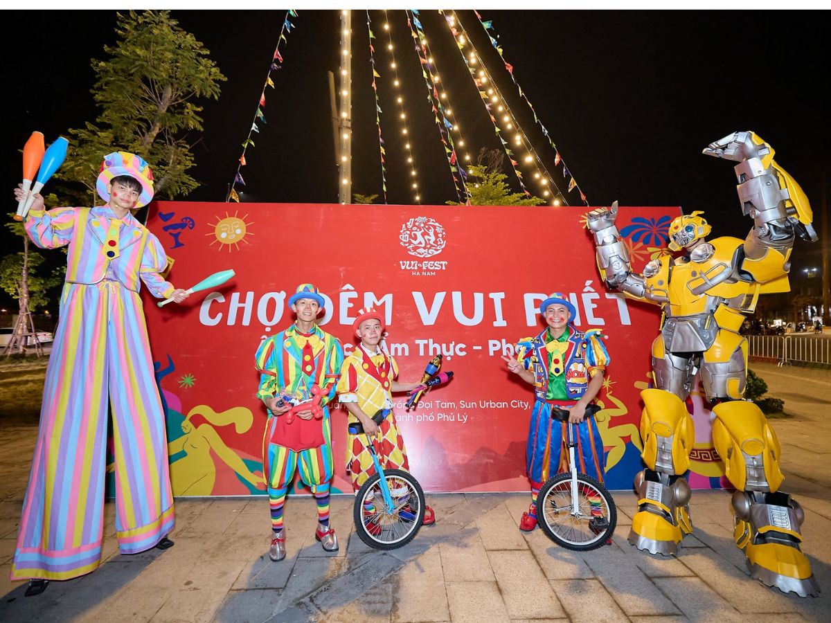 Bữa tiệc giải trí kết hợp ánh sáng đầy thú vị tại chợ đêm Vui Fest. Đồi thông Nho Quan thực sự là lựa chọn hoàn hảo cho những ai muốn tạm rời nhịp sống hố