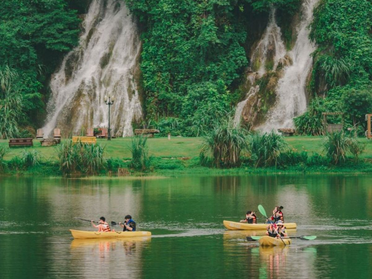 Nên tự thưởng mình một chuyến chèo thuyền tại hồ Đông Quan khi ghé đồi thông Nho Quan.