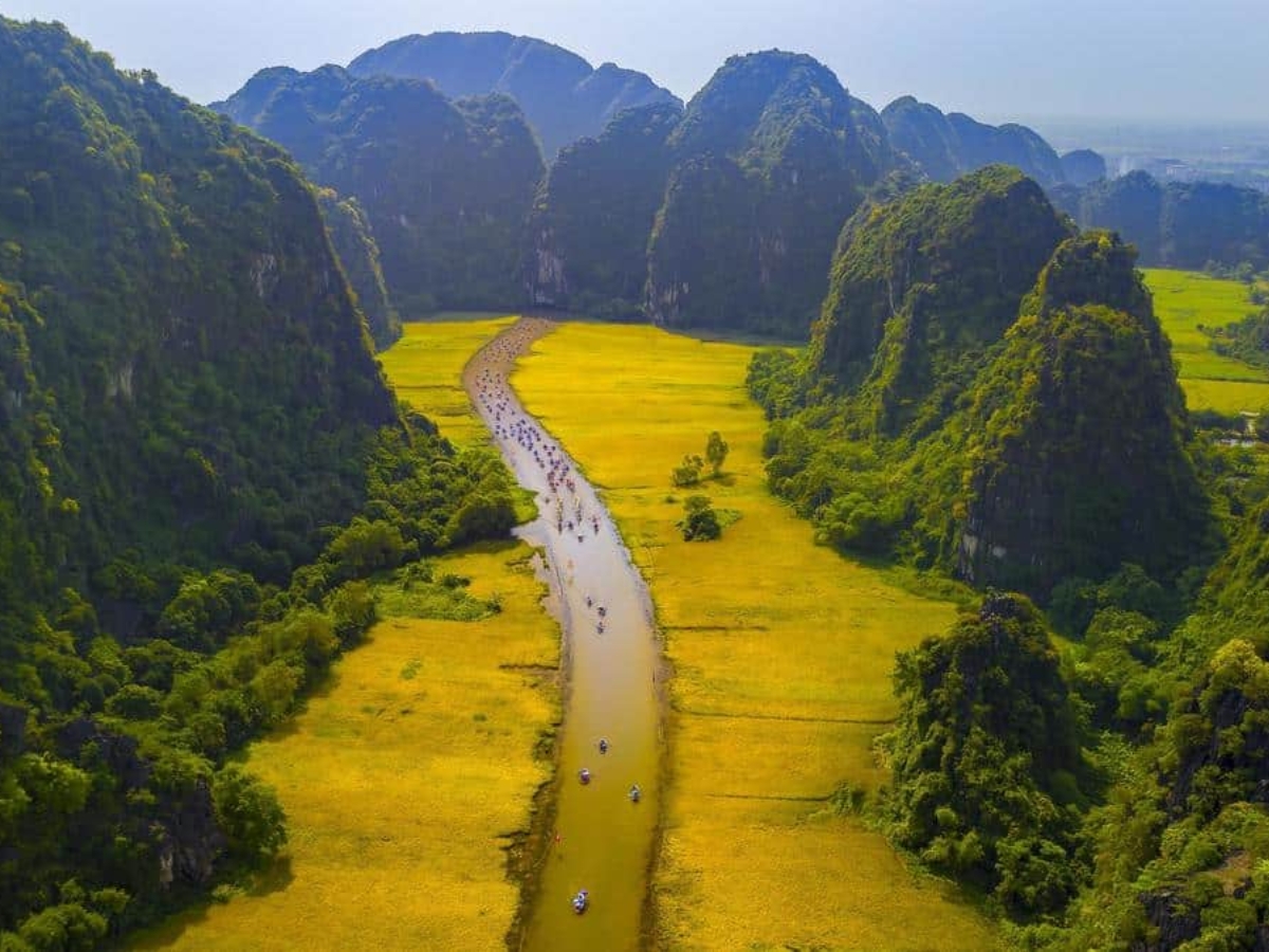 Dòng Ngô Đồng uốn lượn quanh những dãy núi đá vôi, tạo nên bức tranh đồng quê thơ mộng tại Tam Cốc - Bích Động.