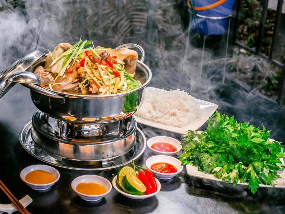 Món lẩu dê núi - đặc sản hàng đầu của Ninh Bình, được chế biến hấp dẫn và ăn kèm với cơm cháy giòn tan.