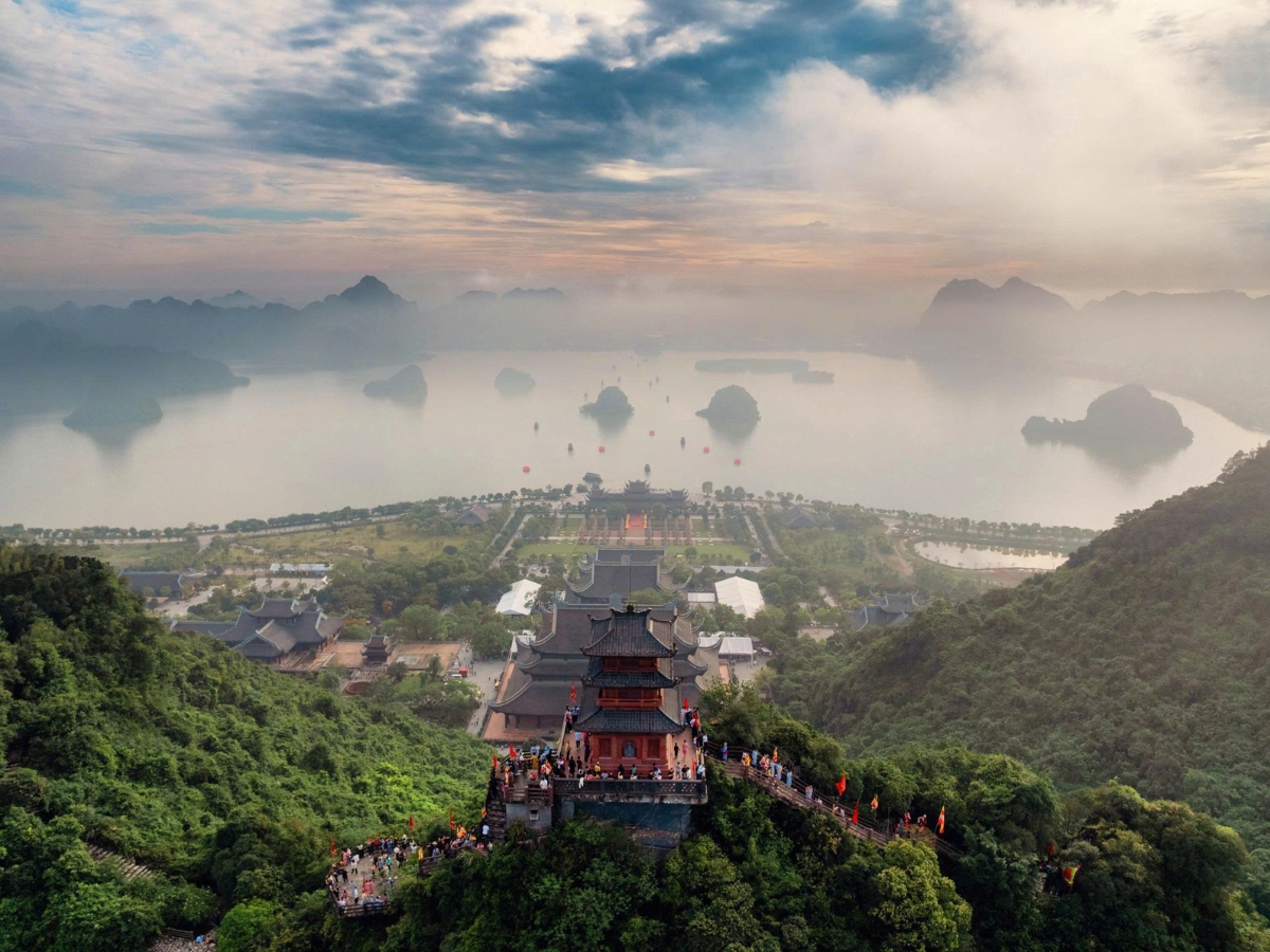 Chùa Bái Đính nổi bật giữa không gian mây trời huyền ảo, thể hiện kiến trúc tâm linh quy mô lớn nhất Đông Nam Á, nhìn ra vùng núi đá vôi hùng vĩ.