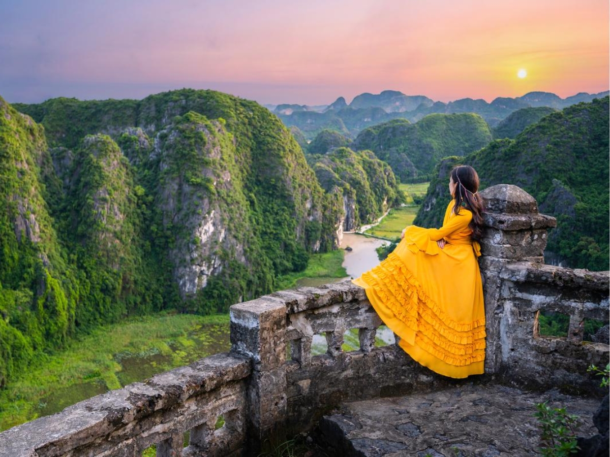 Tận hưởng tầm nhìn toàn cảnh ngoạn mục xuống thung lũng Tam Cốc và dòng sông Ngô Đồng uốn lượn.