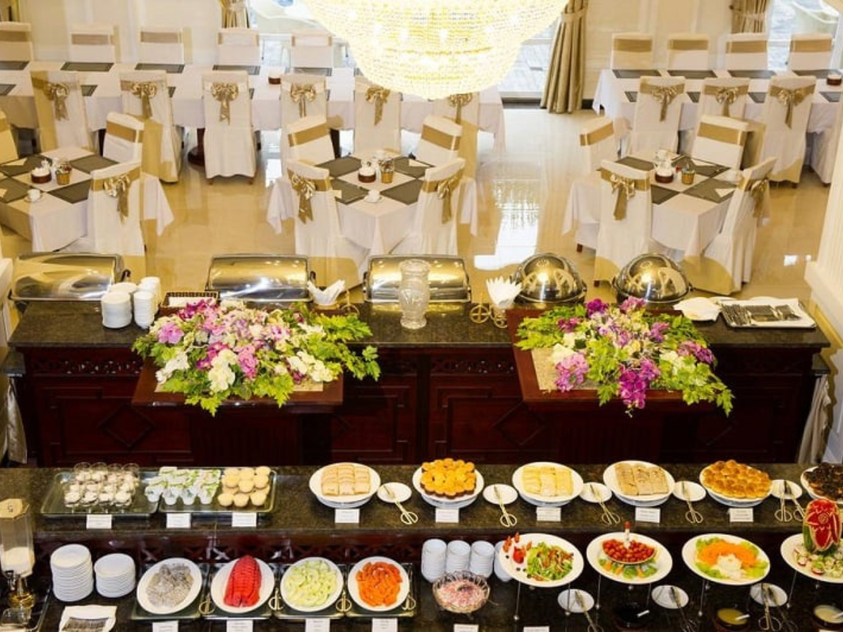 Tiệc buffet Giáng sinh mang đến nhiều món ngon đặc sắc cho mùa lễ hội.