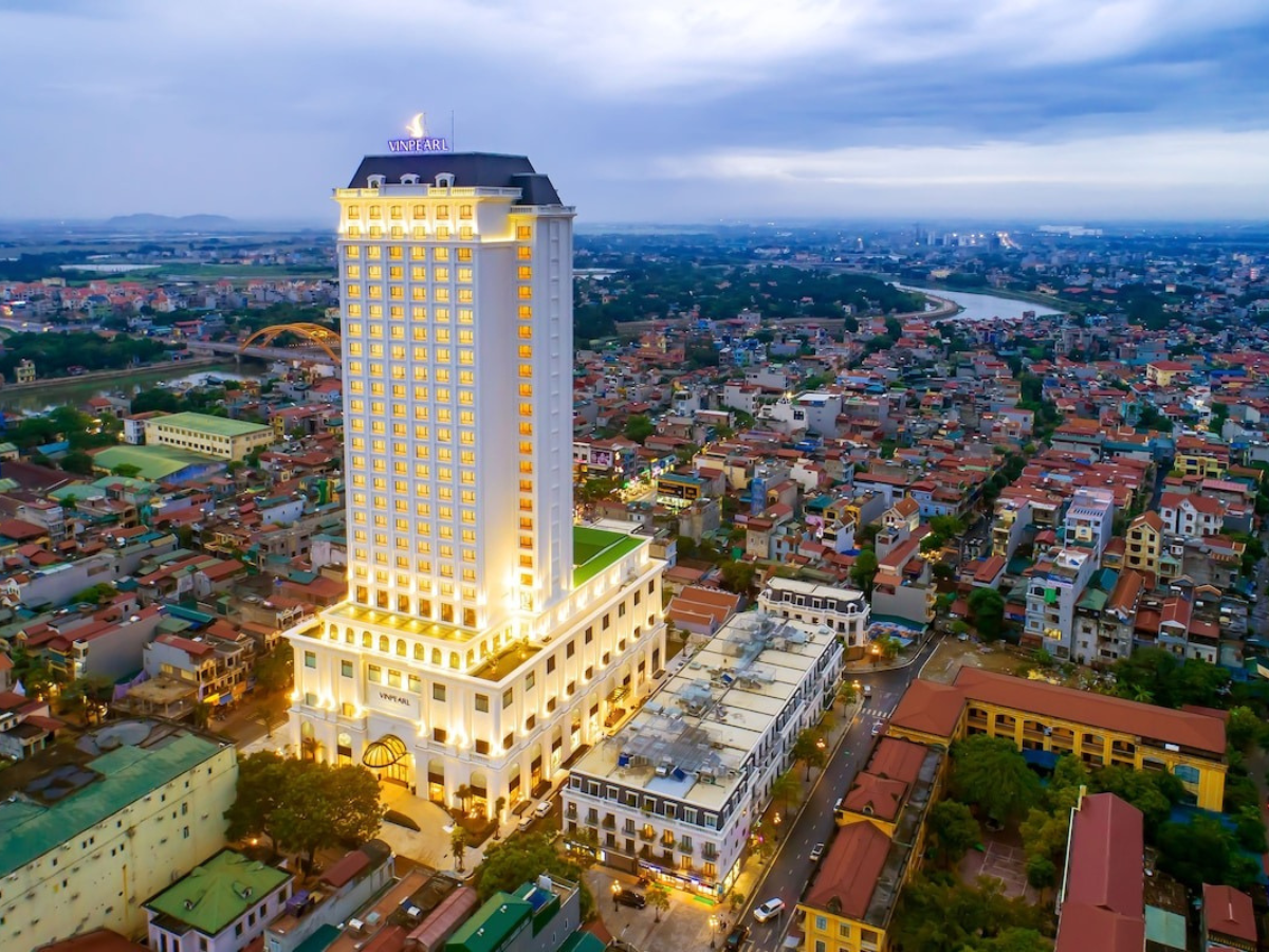 Meliá Vinpearl Phủ Lý thu hút du khách với kiến trúc hiện đại và không gian sang trọng.