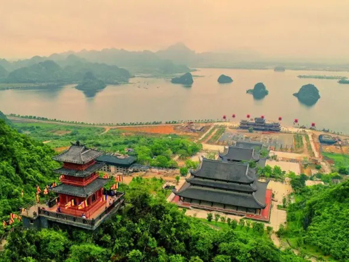 Tam Chúc mang đến hành trình tham quan tuyệt đẹp giữa núi non và mặt hồ rộng lớn.