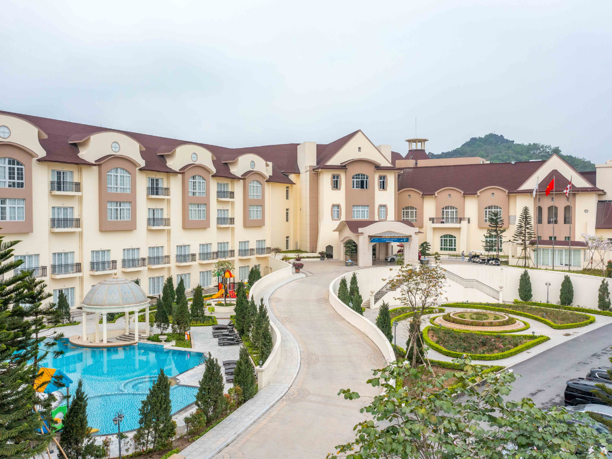 Legend Valley Hotel gây ấn tượng với thiết kế tinh tế và tiện nghi hiện đại.
