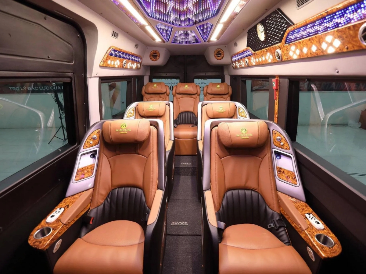 Xe limousine là lựa chọn lý tưởng với ghế ngồi êm ái và không gian sang trọng.
