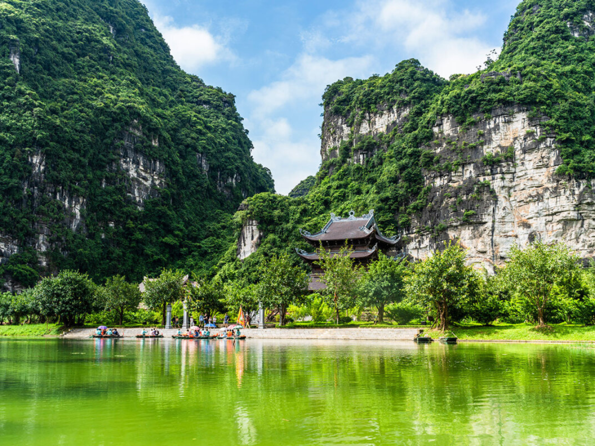 Sông nước mênh mông phản chiếu vẻ đẹp Hành cung Vũ Lâm