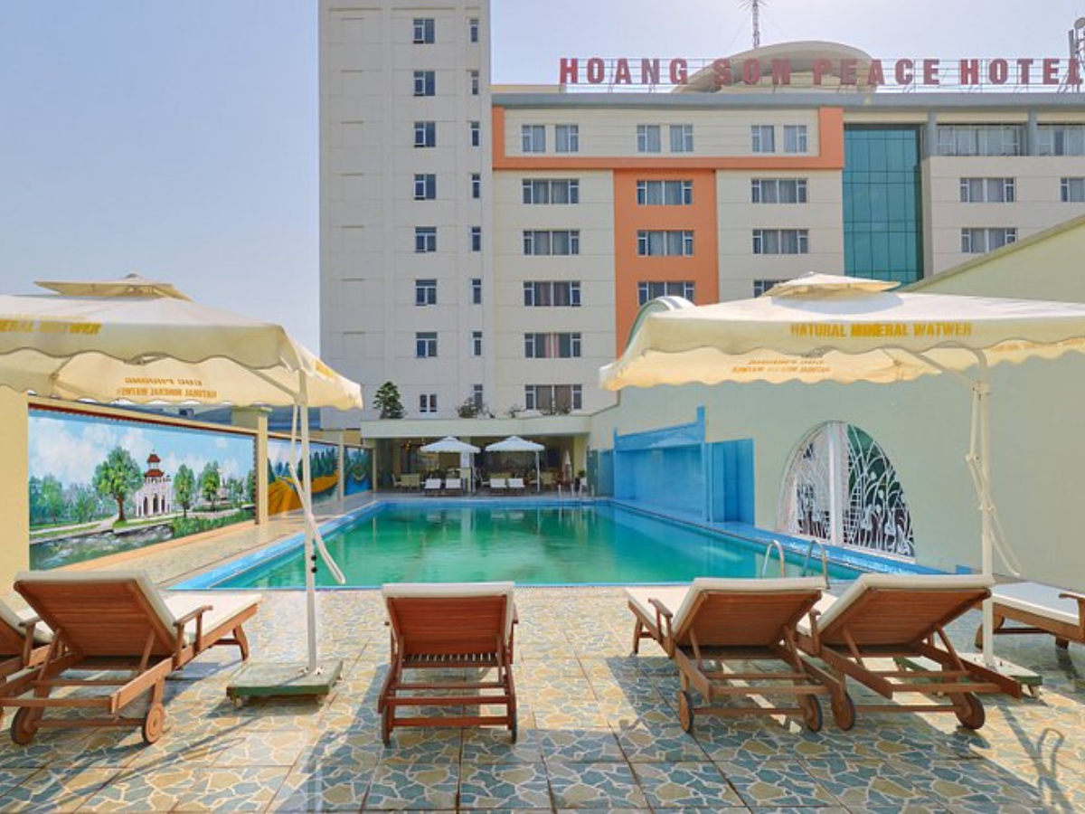 Khách Sạn Hoàng Sơn Peace phục vụ du khách chu đáo thoải mái.