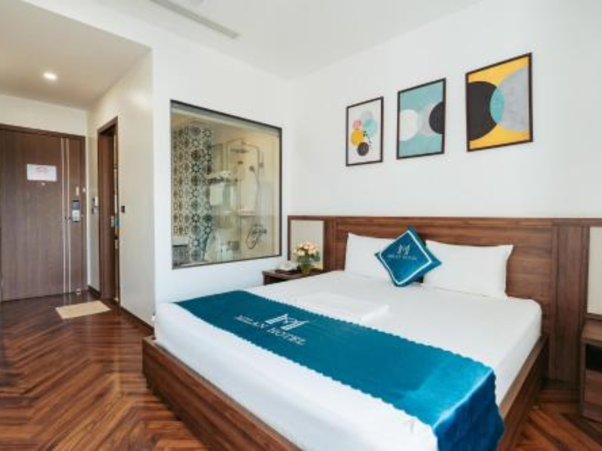 Thiết kế Milan Hotel đơn giản hiện đại nhiều phòng có cửa sổ lớn hoặc ban công thoáng đãng.