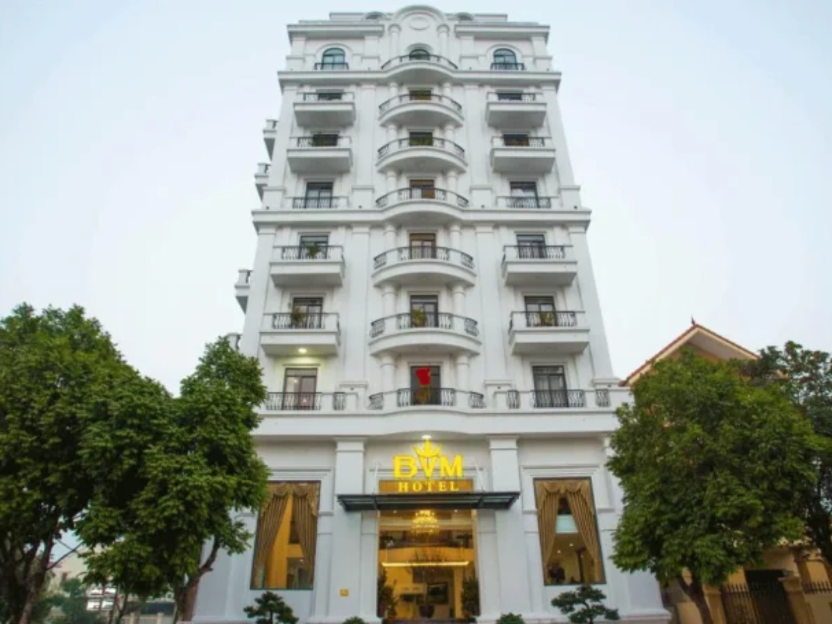 Camellia Hotel được du khách yêu thích vì vị trí gần phố cổ phòng sạch sẽ và giá hợp lý.