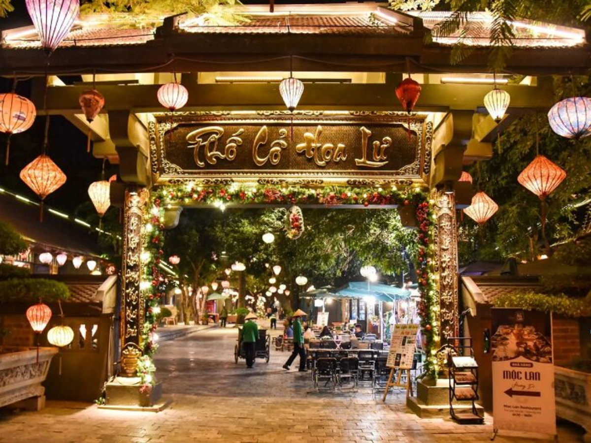 Buổi tối bạn có thể quay lại phố cổ Hoa Lư để dạo bộ và tận hưởng không khí.
