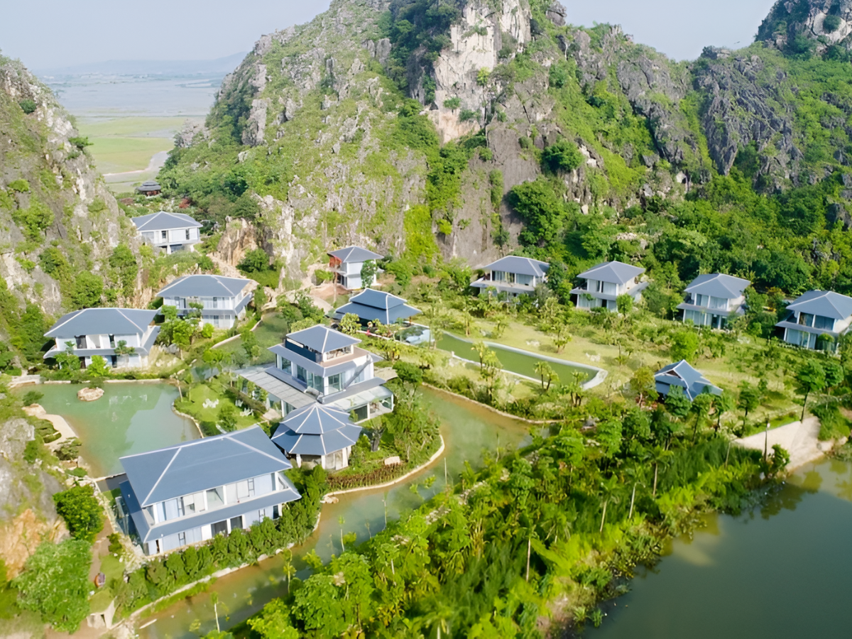 Minawa mang phong cách Nhật Bản với đá vườn tre đèn lồng và kiến trúc tối giản thanh lịch.