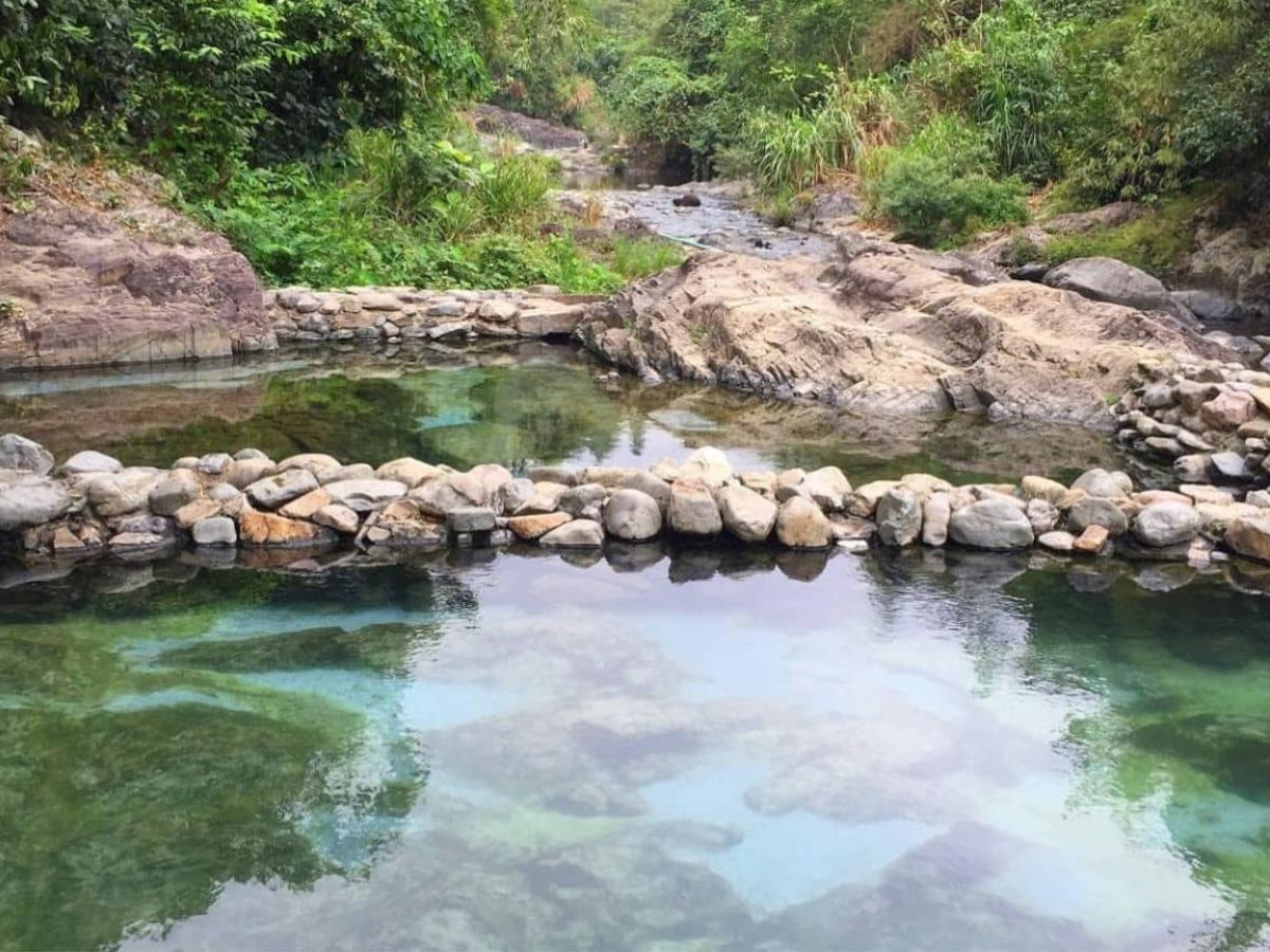 Ninh Bình nổi tiếng với cảnh núi non và mạch khoáng nóng Kênh Gà được đánh giá rất tốt.