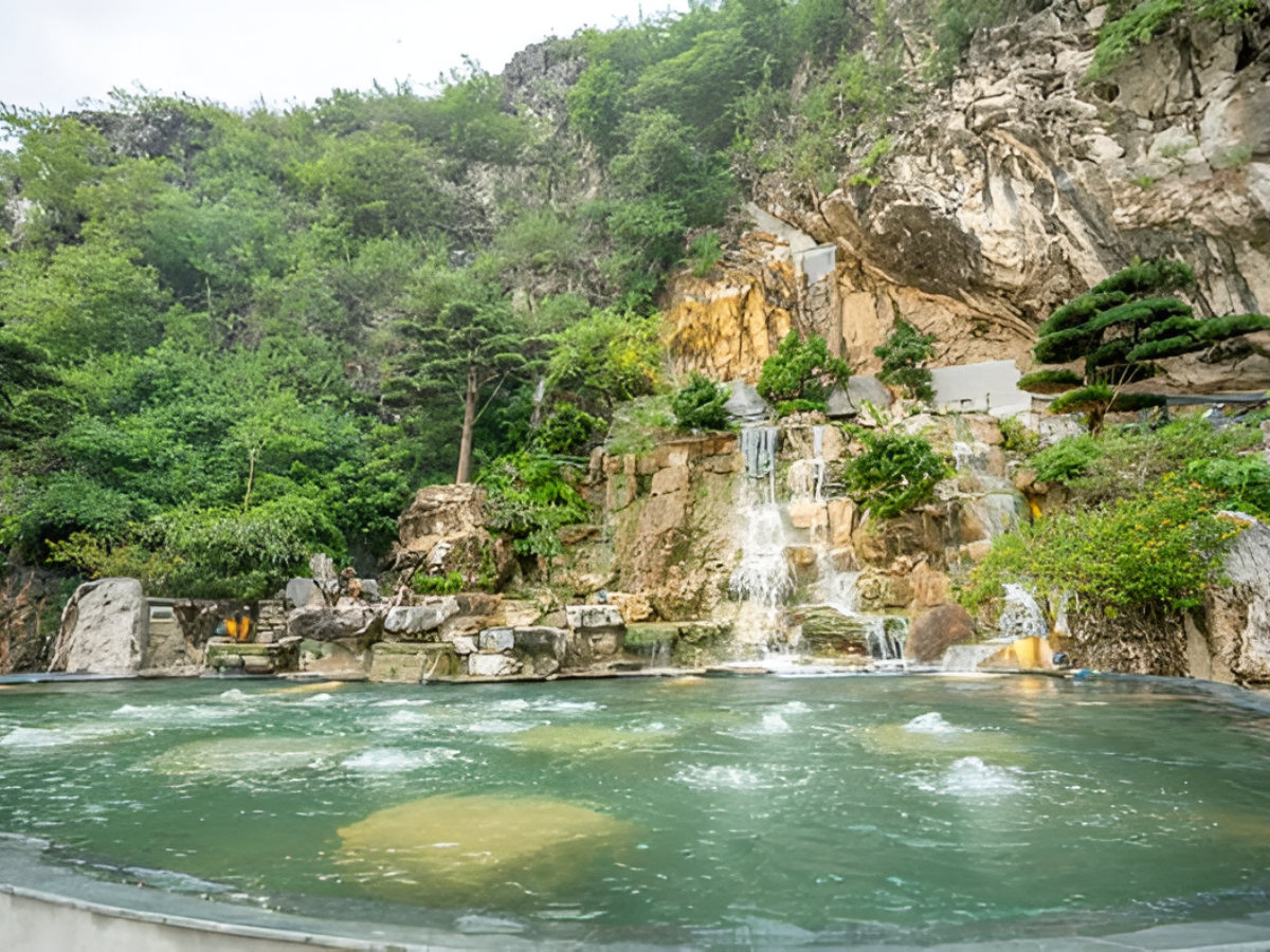Minawa Resort nằm ngay mạch khoáng nóng Kênh Gà, một trong những nguồn khoáng nổi tiếng miền Bắc.