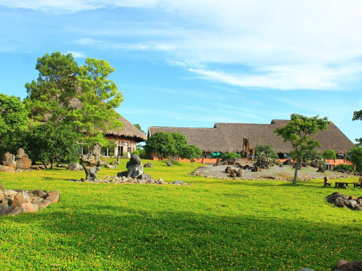 Cuc Phuong Resort & Spa kết hợp nghỉ dưỡng và sinh thái nhờ vị trí sát Vườn quốc gia Cúc Phương.