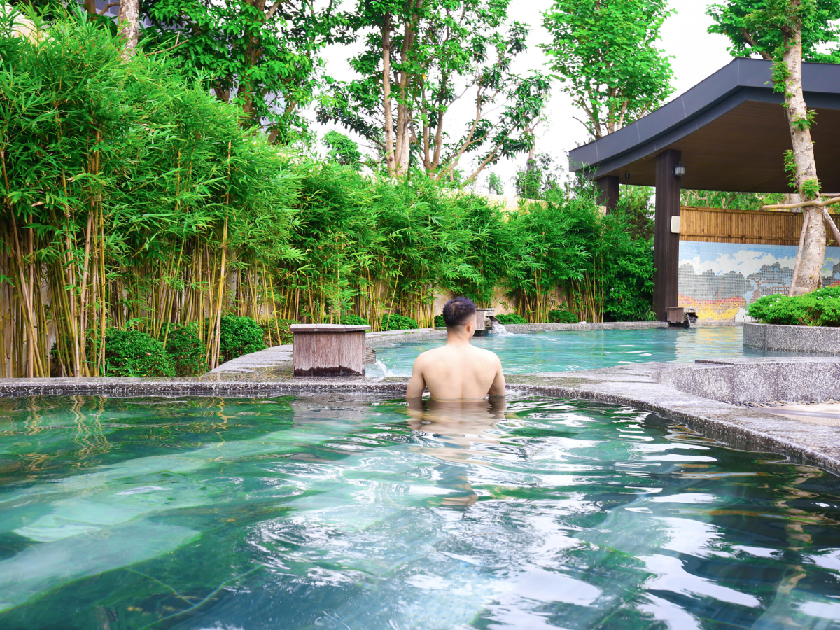 Tắm khoáng nóng là trải nghiệm đặc trưng xuất hiện ở hầu hết các resort tại Ninh Bình.