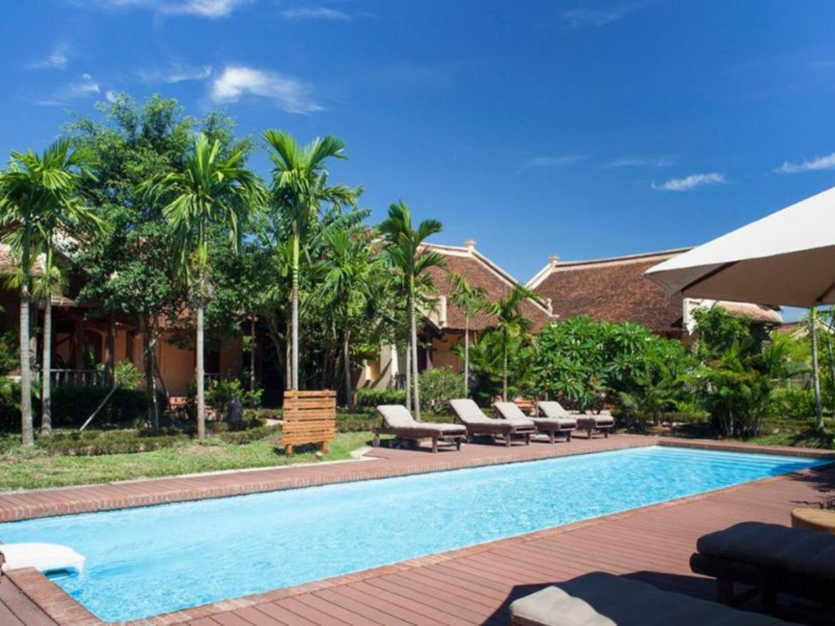 Hồ bơi tại Emeralda Resort mang lại cảm giác mát mẻ và thoải mái giữa không gian xanh.