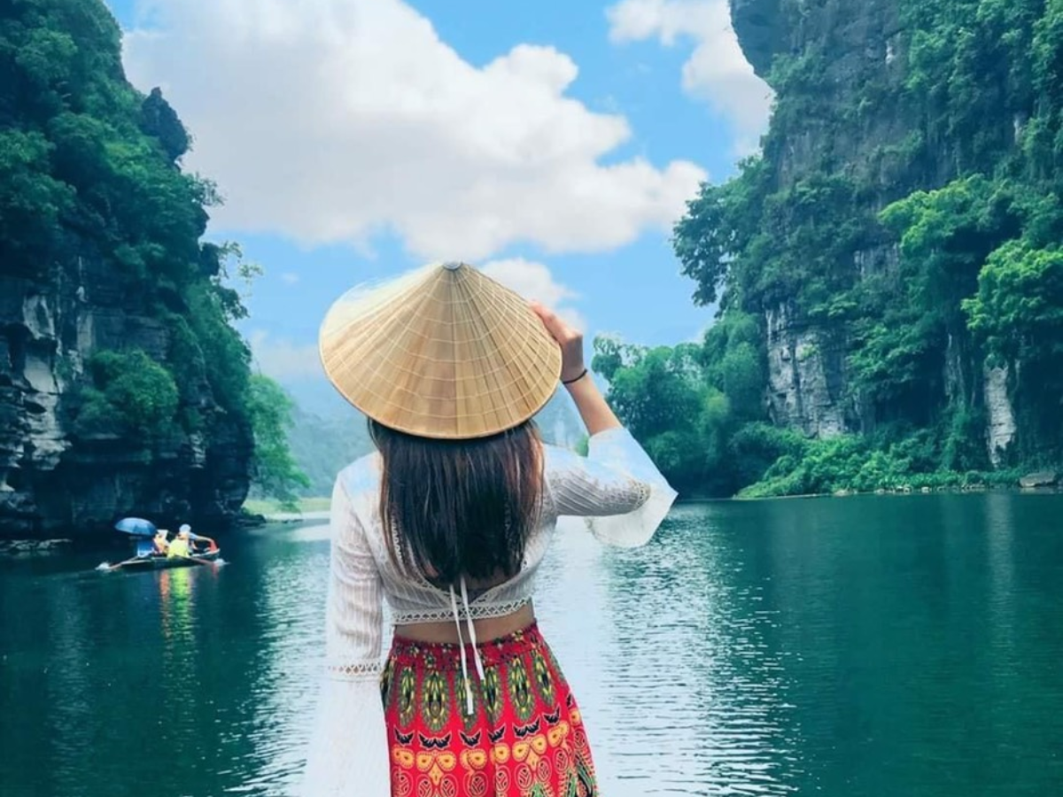 Thời tiết Ninh Bình chia thành bốn mùa rõ rệt và ảnh hưởng đến lựa chọn trang phục du khách.