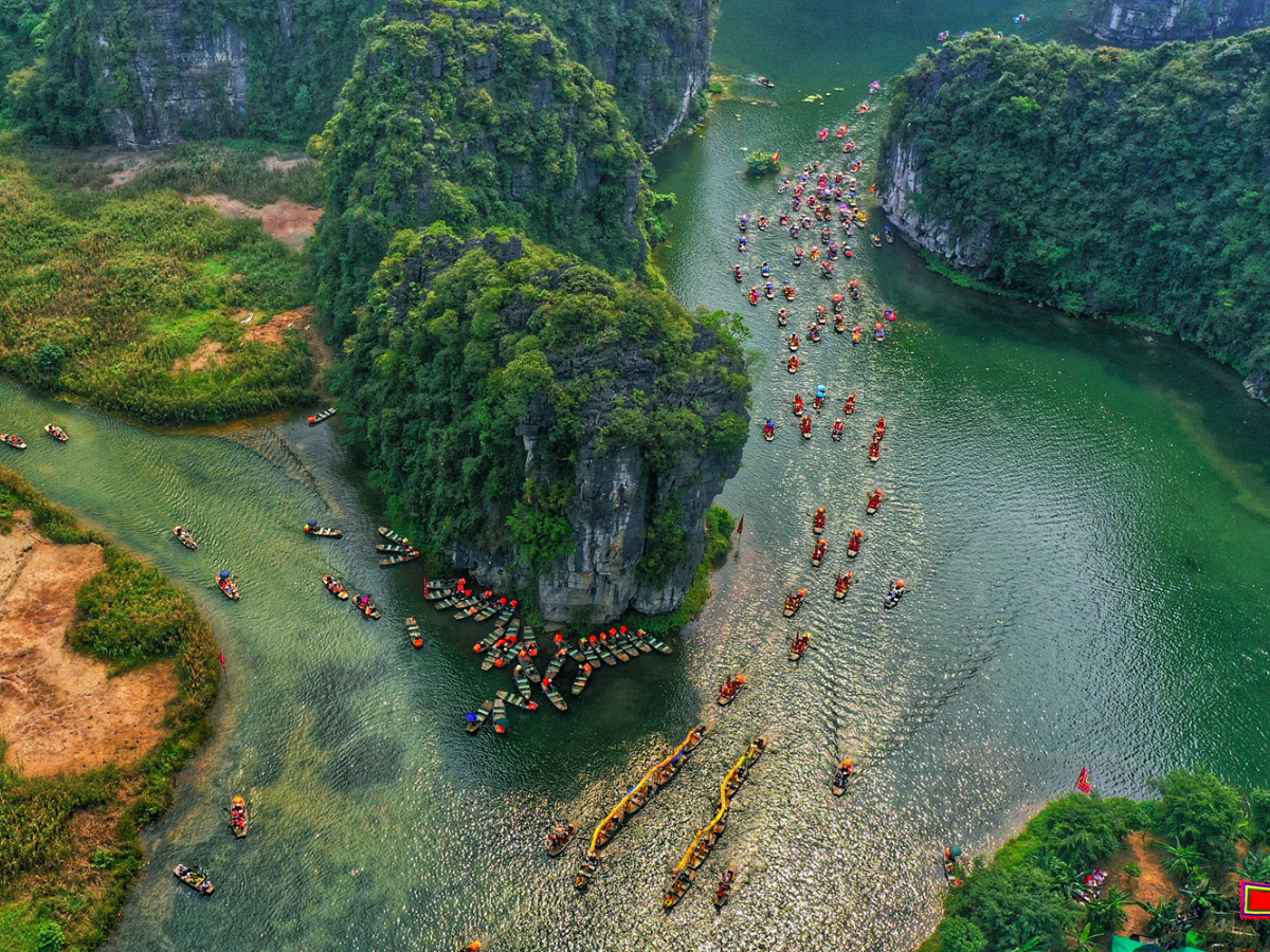 Ninh Bình nằm ở cửa ngõ phía Nam đồng bằng sông Hồng với cảnh núi sông thanh bình và hang động đẹp.